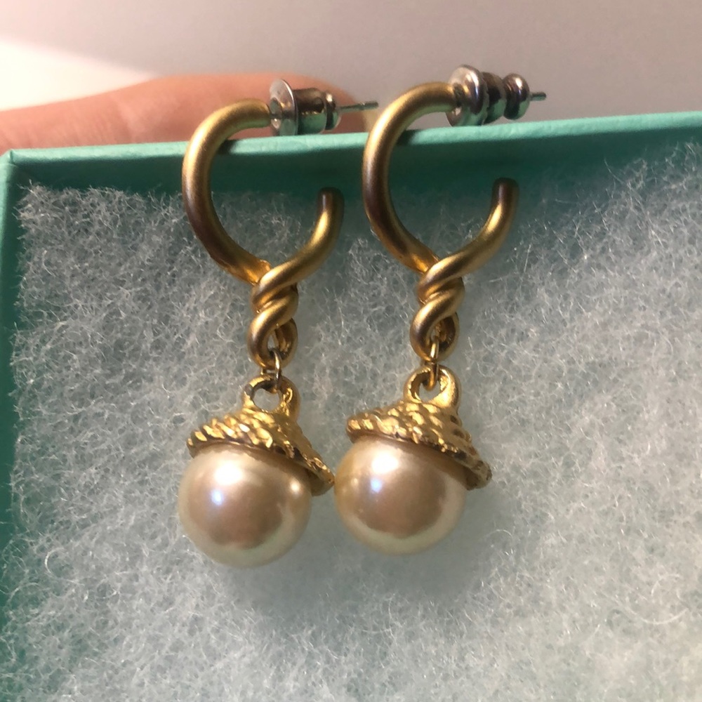 Metropolitan MuseumOf Art earrings!!